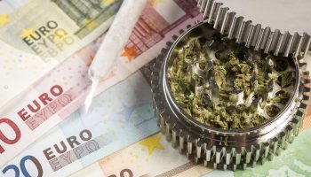 Vasemmistoliitto: Duunareille minimipalkka ja kannabista kauppoihin