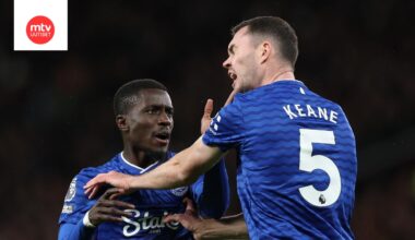 Evertonin Idrissa Gueye (vas.) läimäisi joukkuetoveriaan Michael Keanea ulosajon arvoisesti.