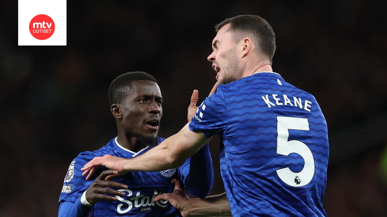 Evertonin Idrissa Gueye (vas.) läimäisi joukkuetoveriaan Michael Keanea ulosajon arvoisesti.