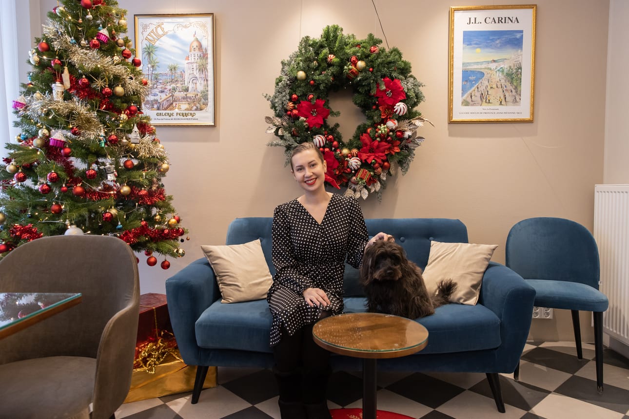 The French Cafén yrittäjä Moona Mankinen on Kuusamon Vuoden jäljenjättäjä. Kuvassa mukana tammikuussa viisi vuotta täyttävä Laku-koira.