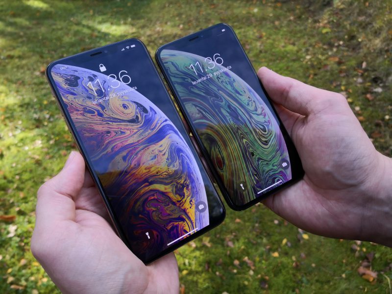 Kuvassa Apple iPhone XS Max ja iPhone XS.
