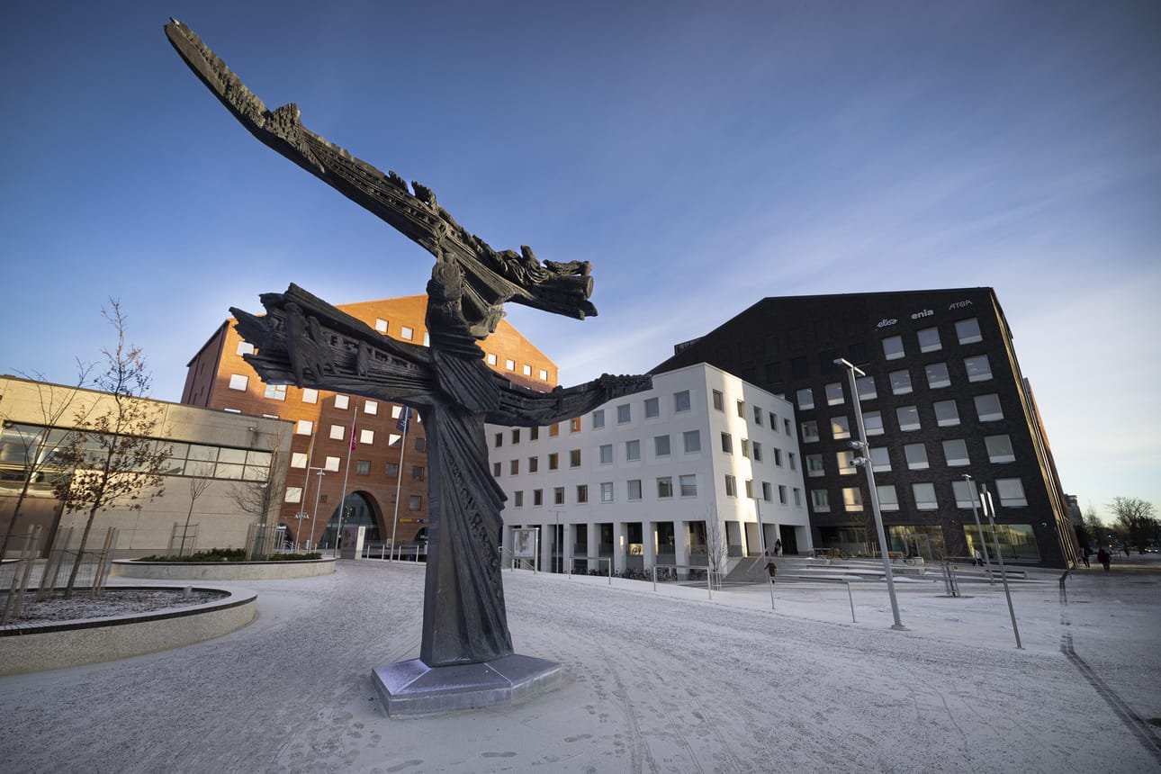 Kuvanveistäjä Heikki Varjan suunnittelema "Tuolta se tuloo, tuolta se tuloo" kuvaa Seinäjokea viiden rautatien risteyksenä. Viiteen ilmansuuntaan kurottuva ja 8 metriä korkea veistos oli aikoinaan Suomen suurin pronssiveistos. Rautatieläisten muistomerkiksi kutsuttu veistos siirrettiin uudelle asema-aukiolle vuonna 2024.