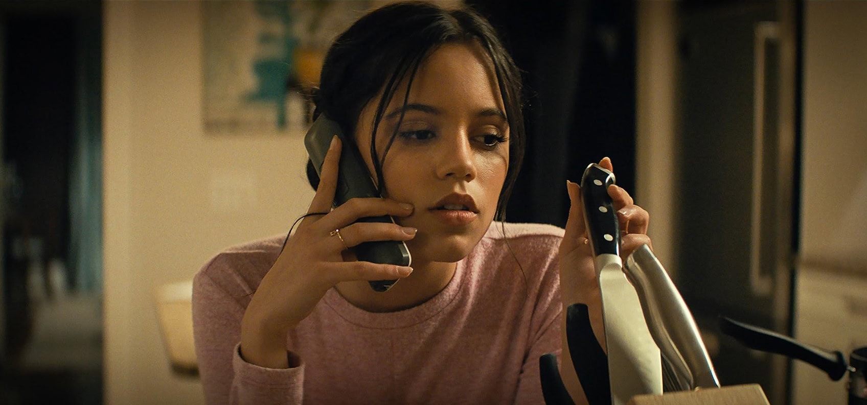 Jenna Ortega puntaroi tekoälyä: "Ihmiskunta vie asiat aina liian pitkälle – Olemme avanneet Pandoran lippaan"