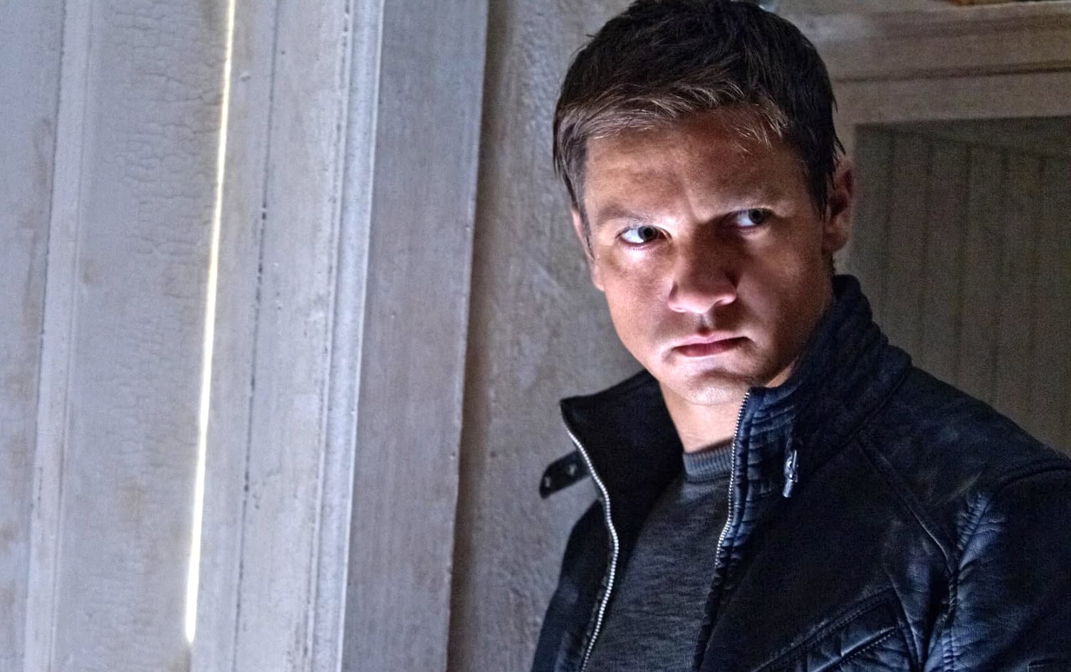 Tänään tv:ssä: Viihdyttävä agenttijännäri vuodelta 2012 – Jeremy Renner hyppäsi Matt Damonin saappaisiin