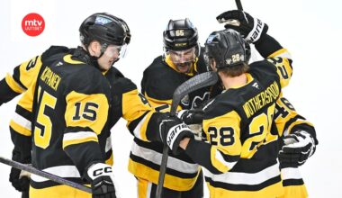 Joona Koppanen (vas.) keräsi kehuja Pittsburgh Penguinsin voitto-ottelun jälkeen.