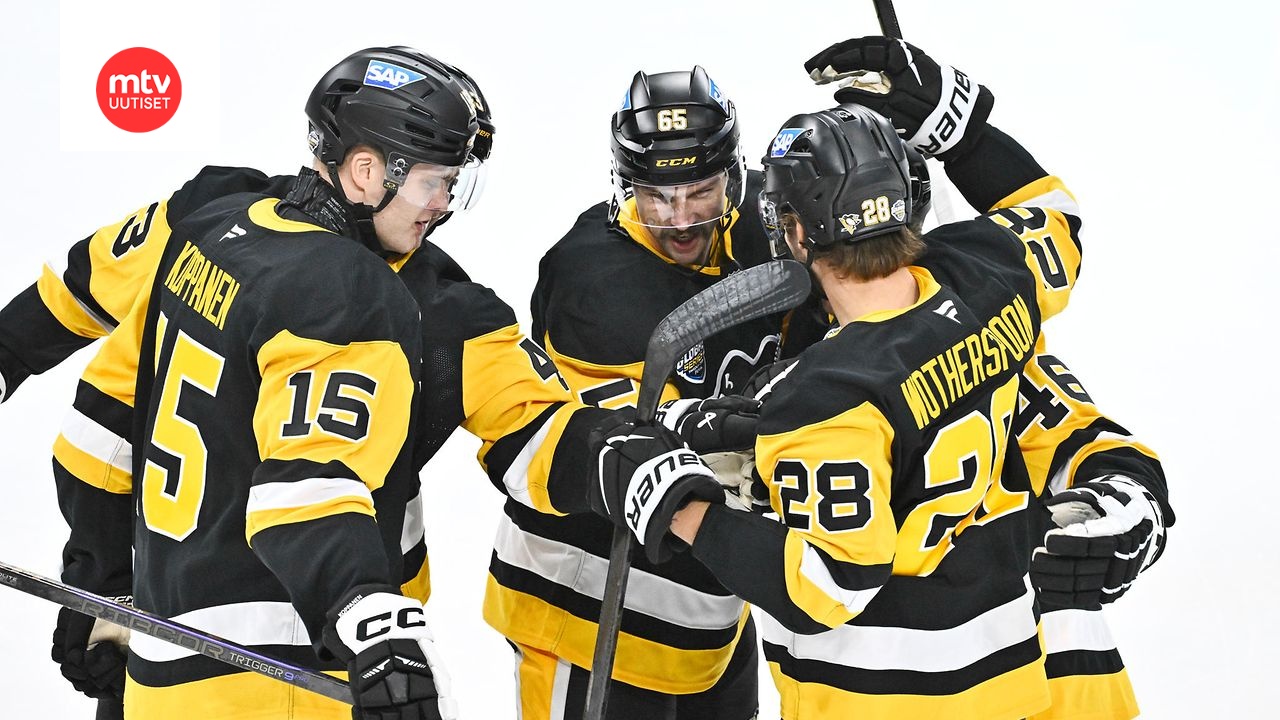 Joona Koppanen (vas.) keräsi kehuja Pittsburgh Penguinsin voitto-ottelun jälkeen.