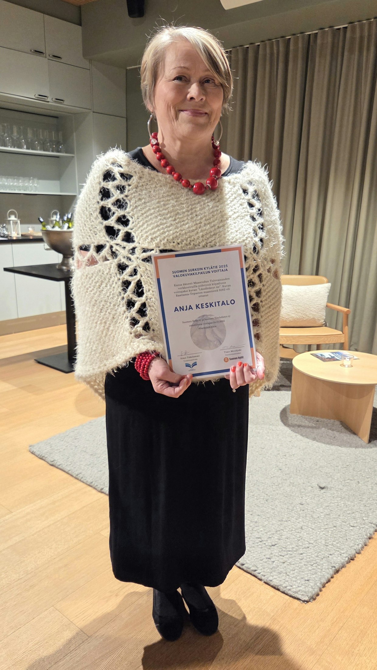 Anja Keskitalon kuva ”Lässähtänyt tie” vei voiton Suomen surkein kylätie -kilpailussa.