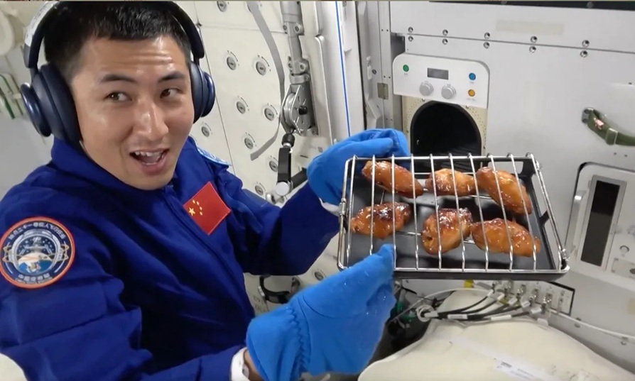 Kiinalaiset grillasivat kanansiipiä Maan kiertoradalla