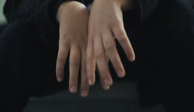 "Suurimpia miehisyyden kyseenalaistajia ovat juuri toiset miehet" - ensinäytössä Koston Miehet ei itke