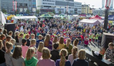 Kuva koulurauhanjulistuksesta, lavalla esiintyy lapsia ja yleisössä on myös lapsiryhmiä