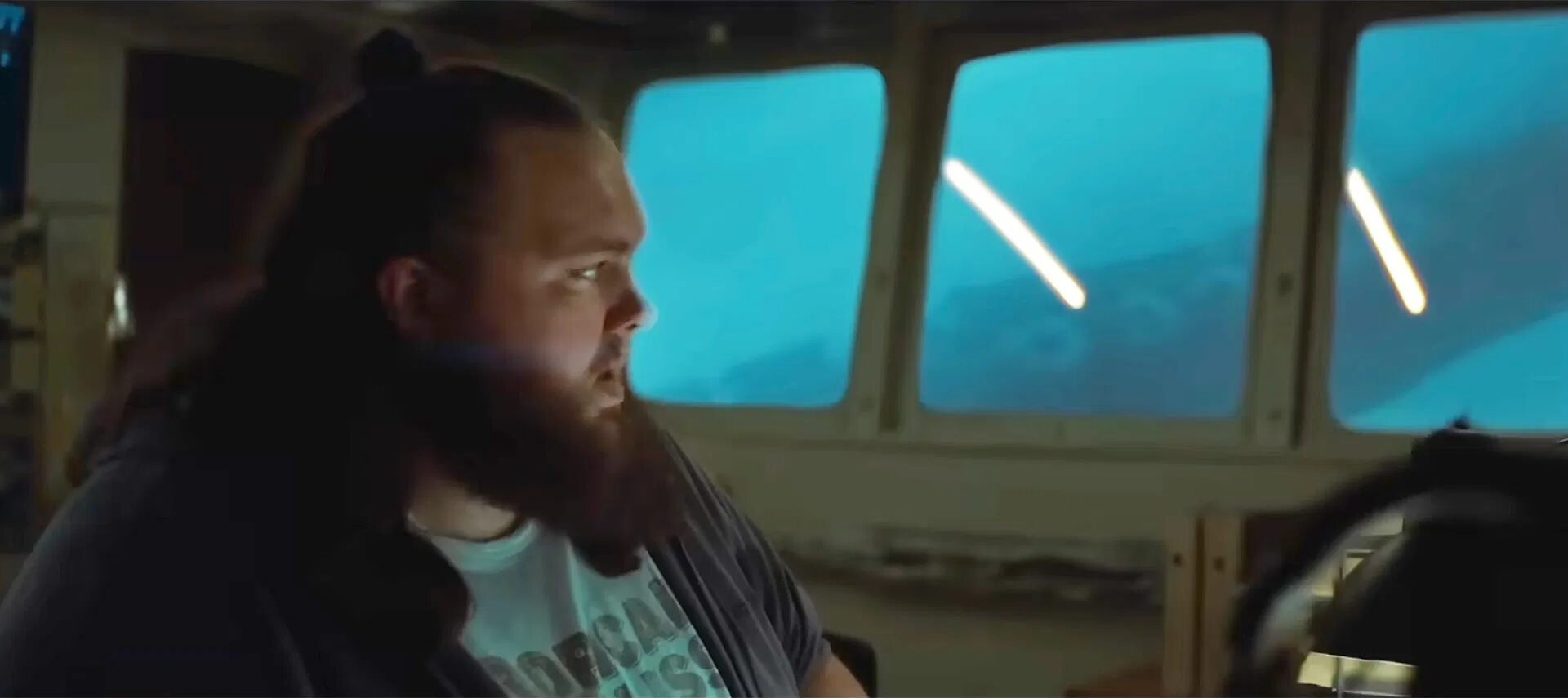 Traileri: jättiläinen vaanii meressä – Myös Suomessa kuvattu merimonsterileffa saapuu valkokankaille