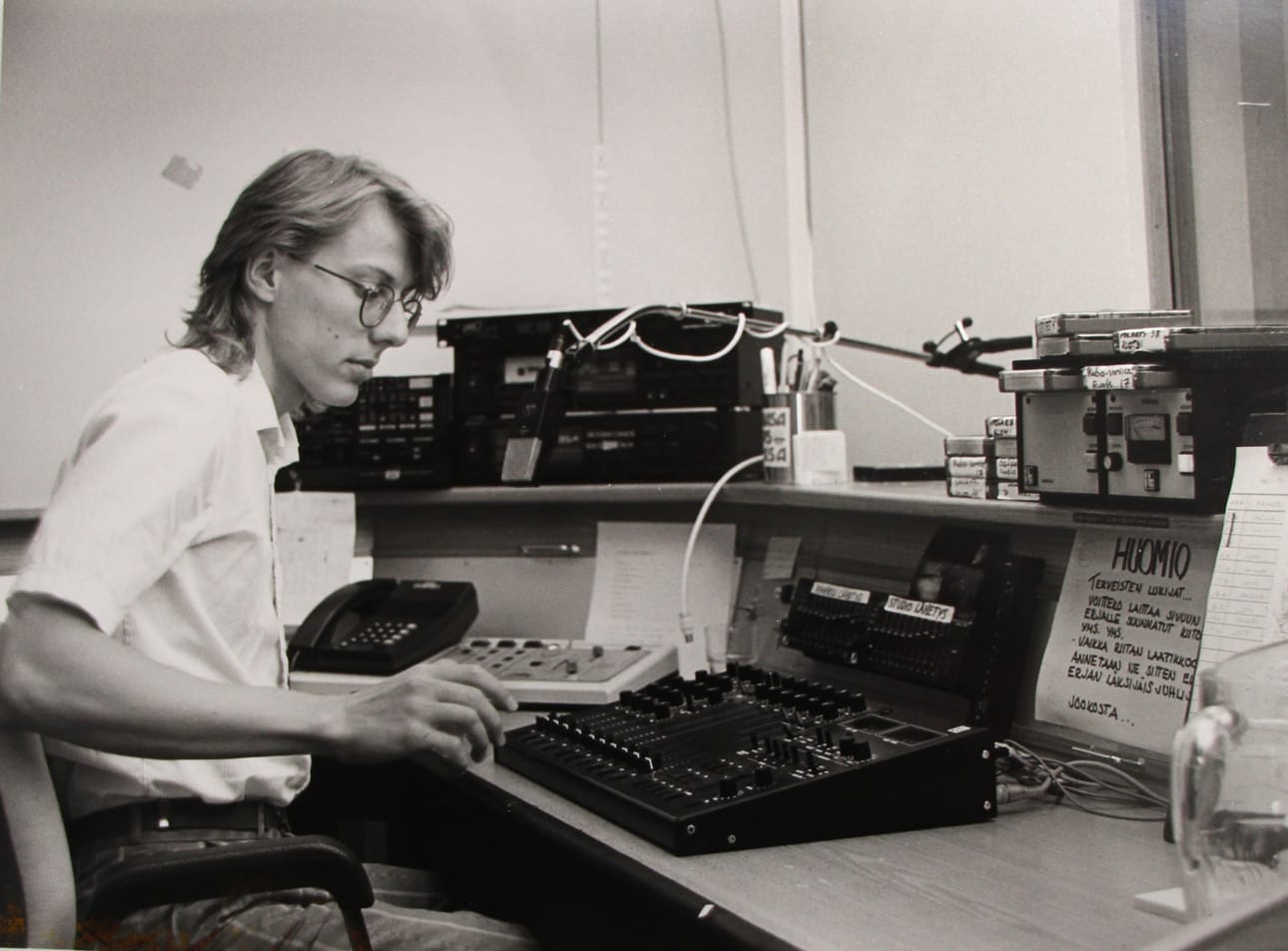 Christer Nyberg palkattiin alkujaan Radio Vaasaan avustamaan toimittajia teknisissä tehtävissä.