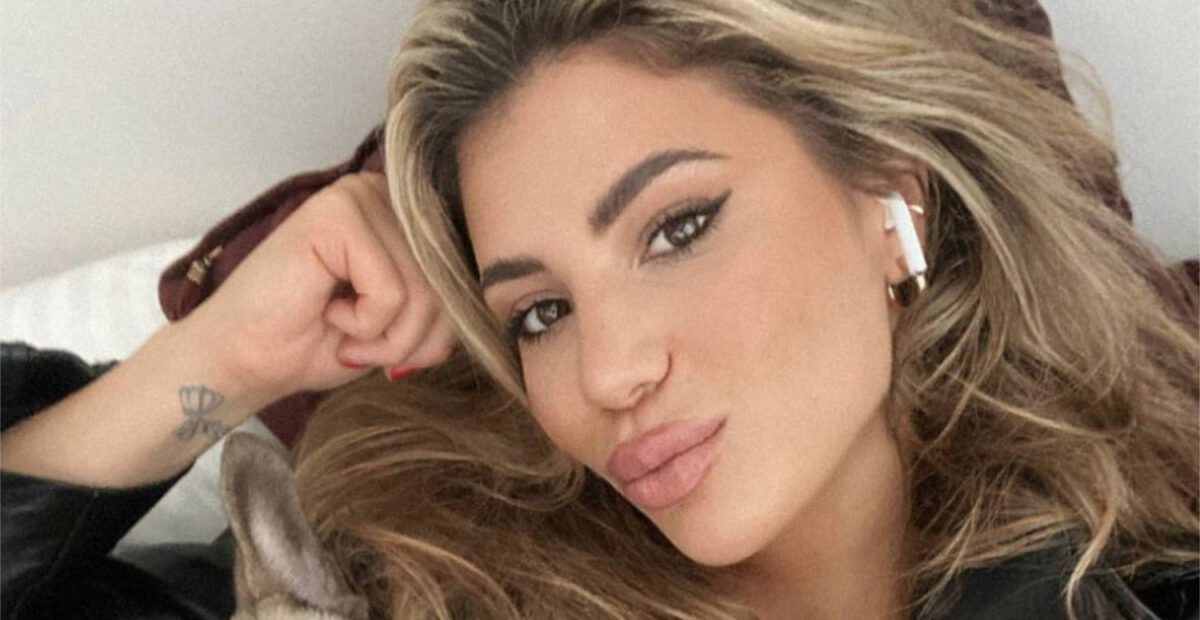 Fitness-kaunotar Linda Manuella saunassa – perisuomalainen maisema