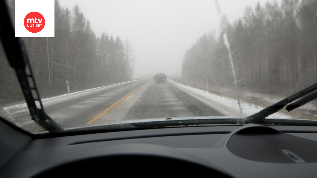 Poliisi varoittaa tiellä liikkujia huonosta ajokelistä etenkin itäisellä Uudellamaalla. Kuvituskuva.