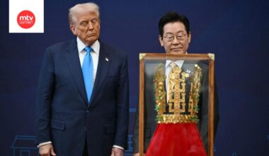 Yhdysvaltain presidentti Donald Trump Etelä-Korean presidentin Lee Jae Myungin vieressä Gyeongjussa 29. lokakuuta 2025. Heidän edessään kuninkaallisen kruunun kopio, joka lahjoitettiin Trumpille.