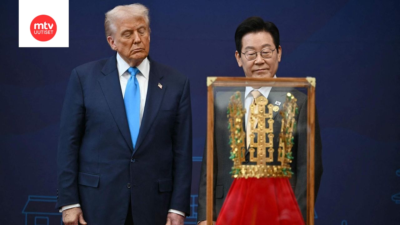 Yhdysvaltain presidentti Donald Trump Etelä-Korean presidentin Lee Jae Myungin vieressä Gyeongjussa 29. lokakuuta 2025. Heidän edessään kuninkaallisen kruunun kopio, joka lahjoitettiin Trumpille.