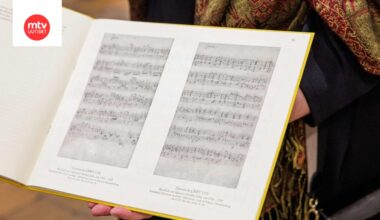Bach-arkiston työntekijä piteli maanantaina kädessään kahta kauan kadoksissa ollutta urkukappaletta, jotka teini-ikäinen Johann Sebastian Bach oli säveltänyt.
