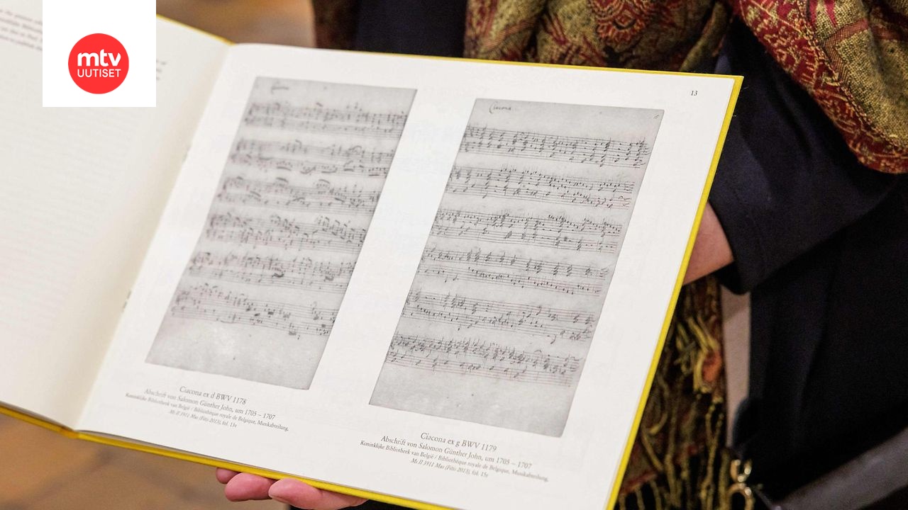 Bach-arkiston työntekijä piteli maanantaina kädessään kahta kauan kadoksissa ollutta urkukappaletta, jotka teini-ikäinen Johann Sebastian Bach oli säveltänyt.