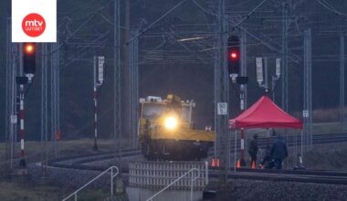 Työntekijät tarkastivat rautateitä, jotka vaurioituivat räjähdyksessä Garwolinissa Keski-Puolassa 17. marraskuuta 2025.