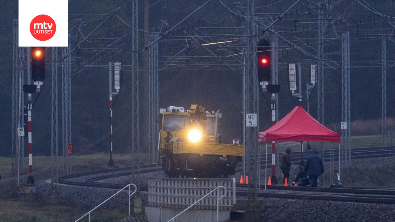 Työntekijät tarkastivat rautateitä, jotka vaurioituivat räjähdyksessä Garwolinissa Keski-Puolassa 17. marraskuuta 2025.