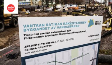 Vantaan ratikan työmaata Tikkurilassa Vantaalla maanantaina. Ratikan vastustajat tarjoilivat  riisipuuroa kaupungintalolla.