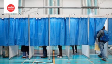 Ihmisiä äänestyskopissa kunnallis- ja aluevaaleissa Bulowsvejhallenissa Frederiksbergissä Tanskassa tiistaina.