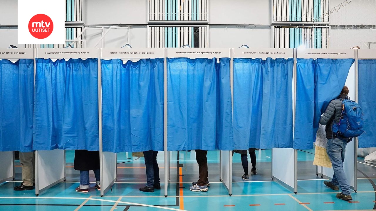 Ihmisiä äänestyskopissa kunnallis- ja aluevaaleissa Bulowsvejhallenissa Frederiksbergissä Tanskassa tiistaina.