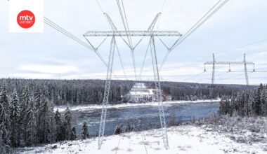 Uusi Aurora Line -linja on kuvassa vasemman puoleinen ja vanha linja oikean puoleinen. Suomen ja Pohjois-Ruotsin välinen uusi 400 kilovoltin Aurora Line -sähkönsiirtolinja kuvattuna Suomen puolelta rajanylityspaikalta Ylitornion Vuennonkoskella 13. marraskuuta 2025.