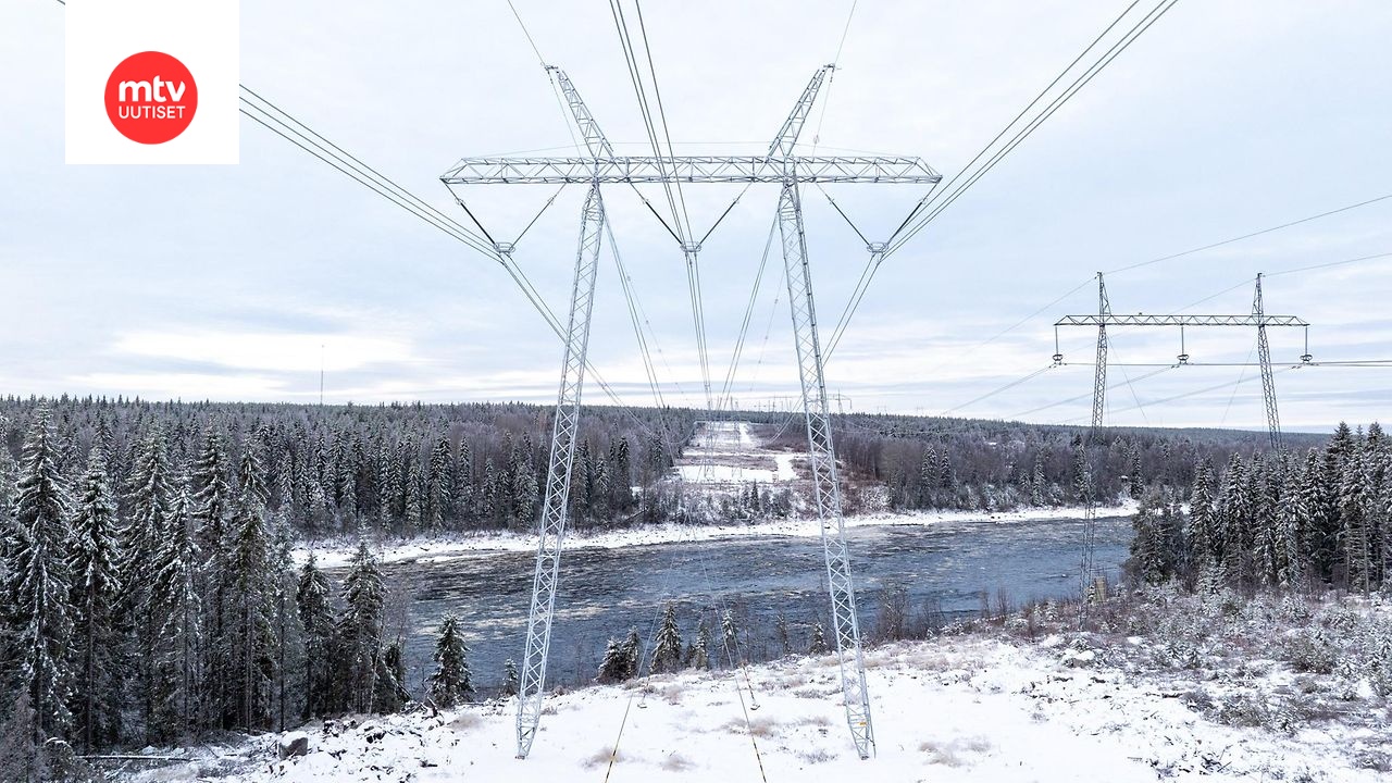 Uusi Aurora Line -linja on kuvassa vasemman puoleinen ja vanha linja oikean puoleinen. Suomen ja Pohjois-Ruotsin välinen uusi 400 kilovoltin Aurora Line -sähkönsiirtolinja kuvattuna Suomen puolelta rajanylityspaikalta Ylitornion Vuennonkoskella 13. marraskuuta 2025.