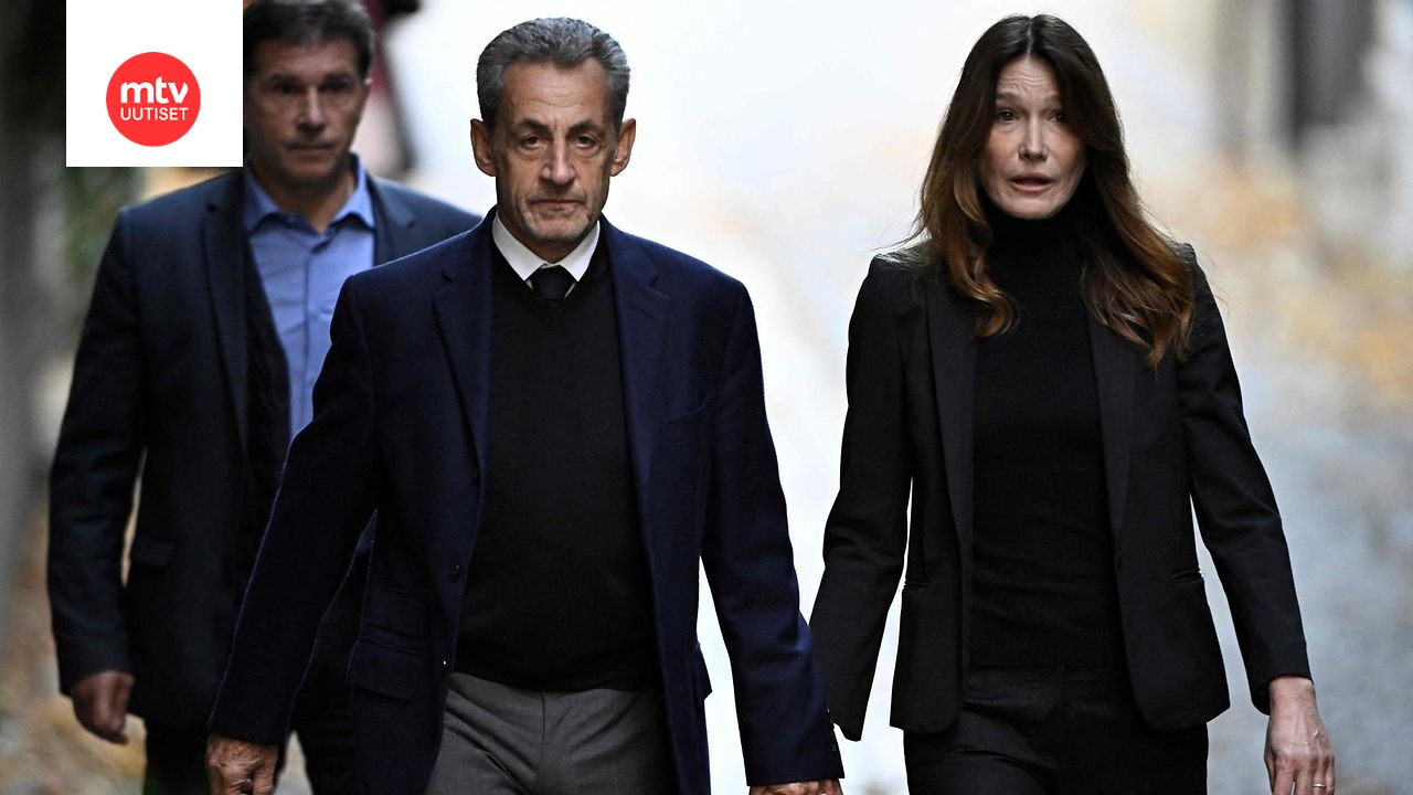 Nicolas Sarkozy vaimonsa Carla Bruni-Sarkozyn kanssa 21. lokakuuta 2025 ennen astumistaan vankilaan.