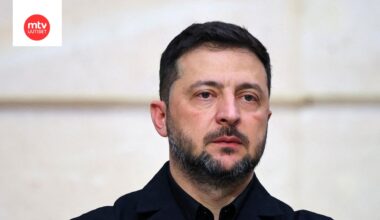 Zelenskyi kuvattuna Pariisissa eilen.