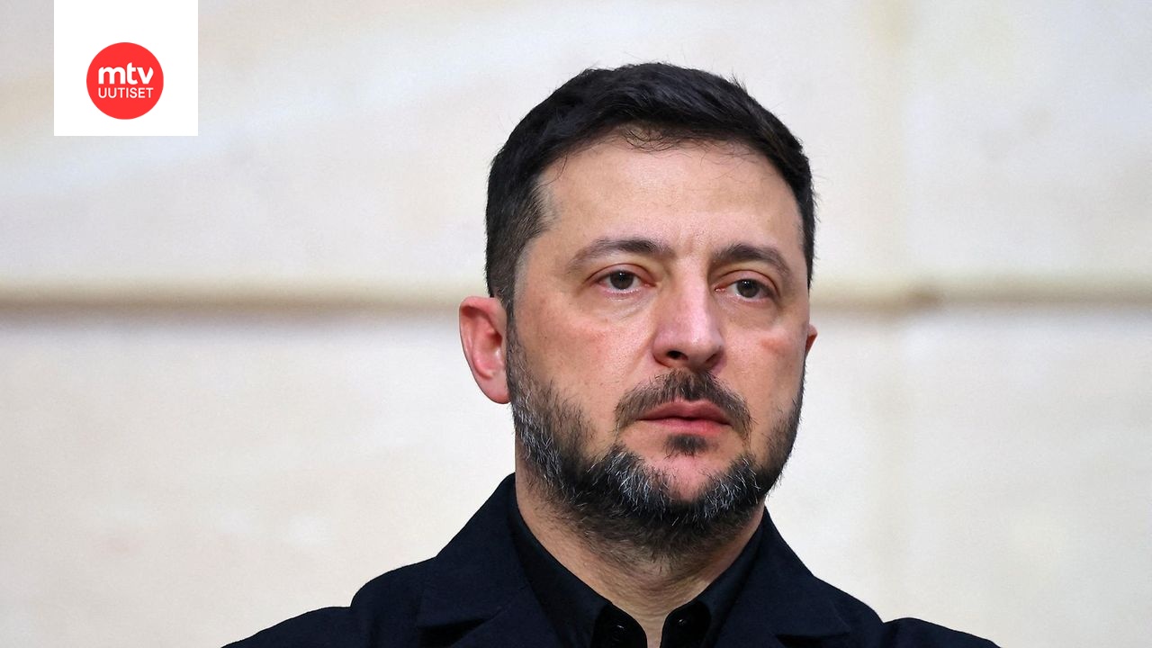 Zelenskyi kuvattuna Pariisissa eilen.
