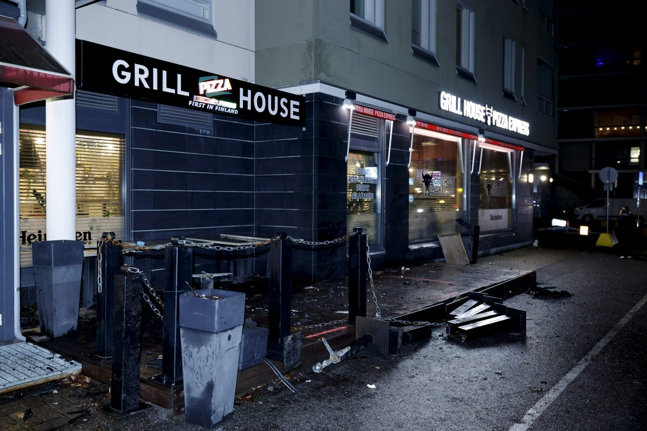 Nuori kuoli, kun auto suistui peräänajokolarin seurauksena ravintolan terassille Vantaalla lauantai-iltana.