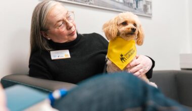 Lukukoira Ebba hurmaa ”Se kuuntelee eikä keskeytä” | Katso video