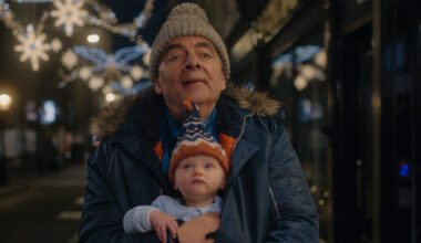 Rowan Atkinson ja beibi! – Katso hauskan Man vs Babyn traileri