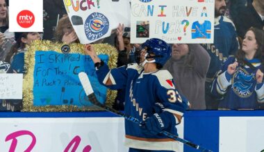 Vancouver Goldeneyesin Michelle Karvinen heitti kiekon faneille ennen PWHL-debyyttiään.