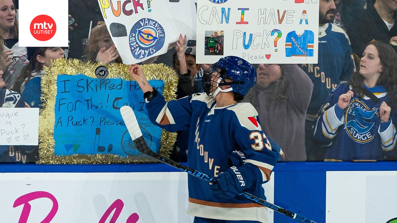 Vancouver Goldeneyesin Michelle Karvinen heitti kiekon faneille ennen PWHL-debyyttiään.