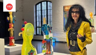 Suomen lasimuseossa esillä kuvataiteilija Soile Yli-Mäyryn lasiteoksia