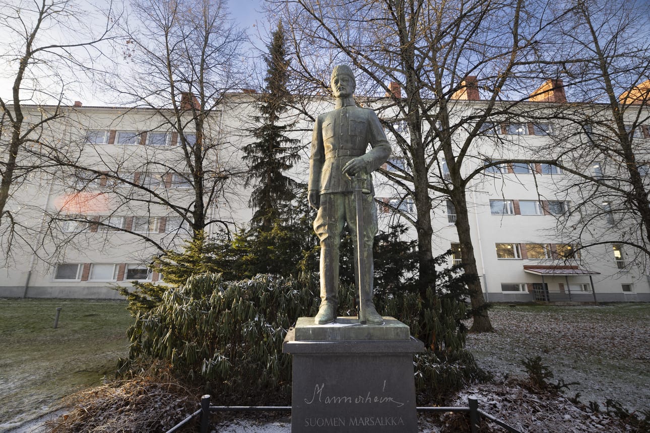 Jääkärikapteeni ja kuvanveistäjä Lauri Leppäsen veistämä Mannerheim‑patsas (1955) oli ensimmäinen laatuaan Suomessa. Patsas sijaitsi alun perin Keskustorilla, vuodesta 1973 alkaen Kirkkokadun ja Koulukadun kulmassa. Jalusta korotettiin puiston uudistuksessa 2014. Patsas muistuttaa Mannerheimin pitkästä päämajakaudesta Seinäjoella 1918.