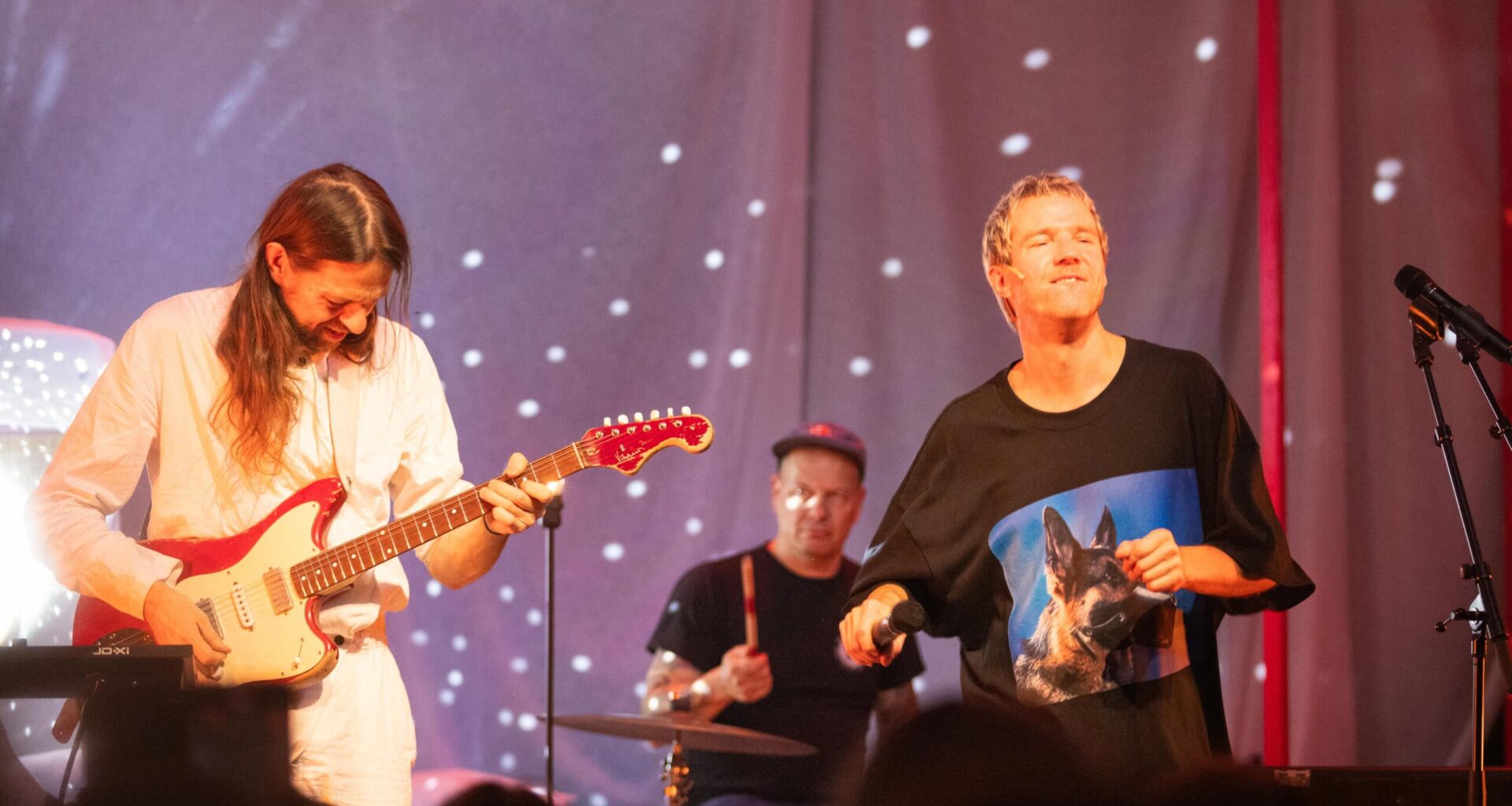 Millaista on soittaa Ismo Alangon ja Olavi Uusivirran yhtyeissä? Kitaristi Timo Kämäräinen kertoo