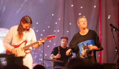 Millaista on soittaa Ismo Alangon ja Olavi Uusivirran yhtyeissä? Kitaristi Timo Kämäräinen kertoo