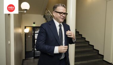 Pääministeri Petteri Orpo (kok.) saapumassa eduskuntaan marraskuussa.