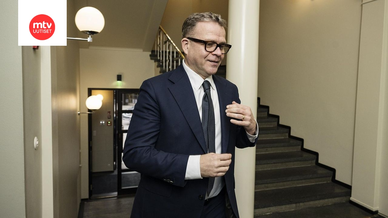 Pääministeri Petteri Orpo (kok.) saapumassa eduskuntaan marraskuussa.