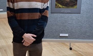 Vuoden Luontokuva 2025 -voittajakuvan ottanut Ossi Saarinen tavattavissa Suomen luontokeskus Haltiassa 29.11.2025