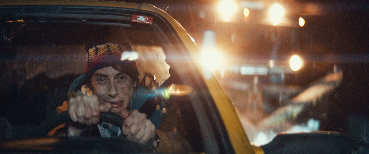 Brittinäyttelijä Alexander Arnold esittää mielipuolisen lumiaurakuskin jahtaamaa ruokalähettiä Minnesotaan sijoittuvassa mutta Lapissa kuvatussa suomalaisohjaajan indie-elokuvassa.