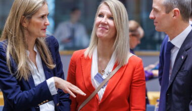 EU:n ympäristöministerit kokoontuivat Brysseliin keskustelemaan Euroopan ilmastolain muutoksesta sekä EU:n metsäkadon vastaisen asetuksen kiireellisestä lykkäämistarpeesta ja olennaisesta yksinkertaistamisesta. Kuvassa Espanjan ympäristöministeri Sara Aagesen Muñoz, Suomen ympäristö- ja ilmastoministeri Sari Multala sekä Luxemburgin ympäristö-, ilmasto- ja biodiversiteettiministeri Serge Wilmes.