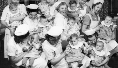 Dokumentti kertoo tuberkuloosiparantaloiden ohella myös joulumerkkikodeista, joihin sijoitettiin sairastuneiden äitien lapsia vastasyntyneistä vauvoista alkaen.