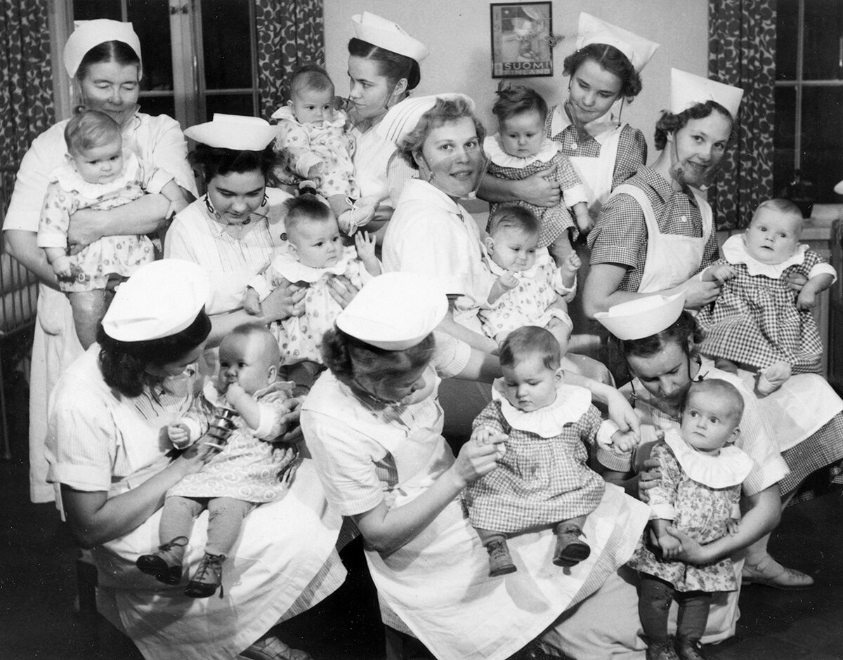 Dokumentti kertoo tuberkuloosiparantaloiden ohella myös joulumerkkikodeista, joihin sijoitettiin sairastuneiden äitien lapsia vastasyntyneistä vauvoista alkaen.