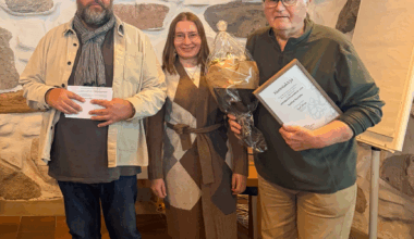 Luonnonsuojelupiirin puheenjohtaja Sauli Luttinen (vas.), Naantalin seudun luonnonsuojeluyhdistyksen puheenjohtaja Johanna Aaltonen ja Jaakko Ruola palkinnonjakotilaisuudessa lauantaina 8. marraskuuta.