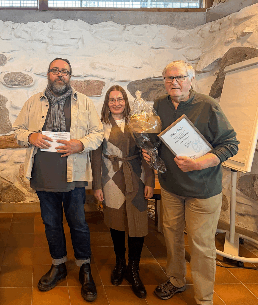 Luonnonsuojelupiirin puheenjohtaja Sauli Luttinen (vas.), Naantalin seudun luonnonsuojeluyhdistyksen puheenjohtaja Johanna Aaltonen ja Jaakko Ruola palkinnonjakotilaisuudessa lauantaina 8. marraskuuta.